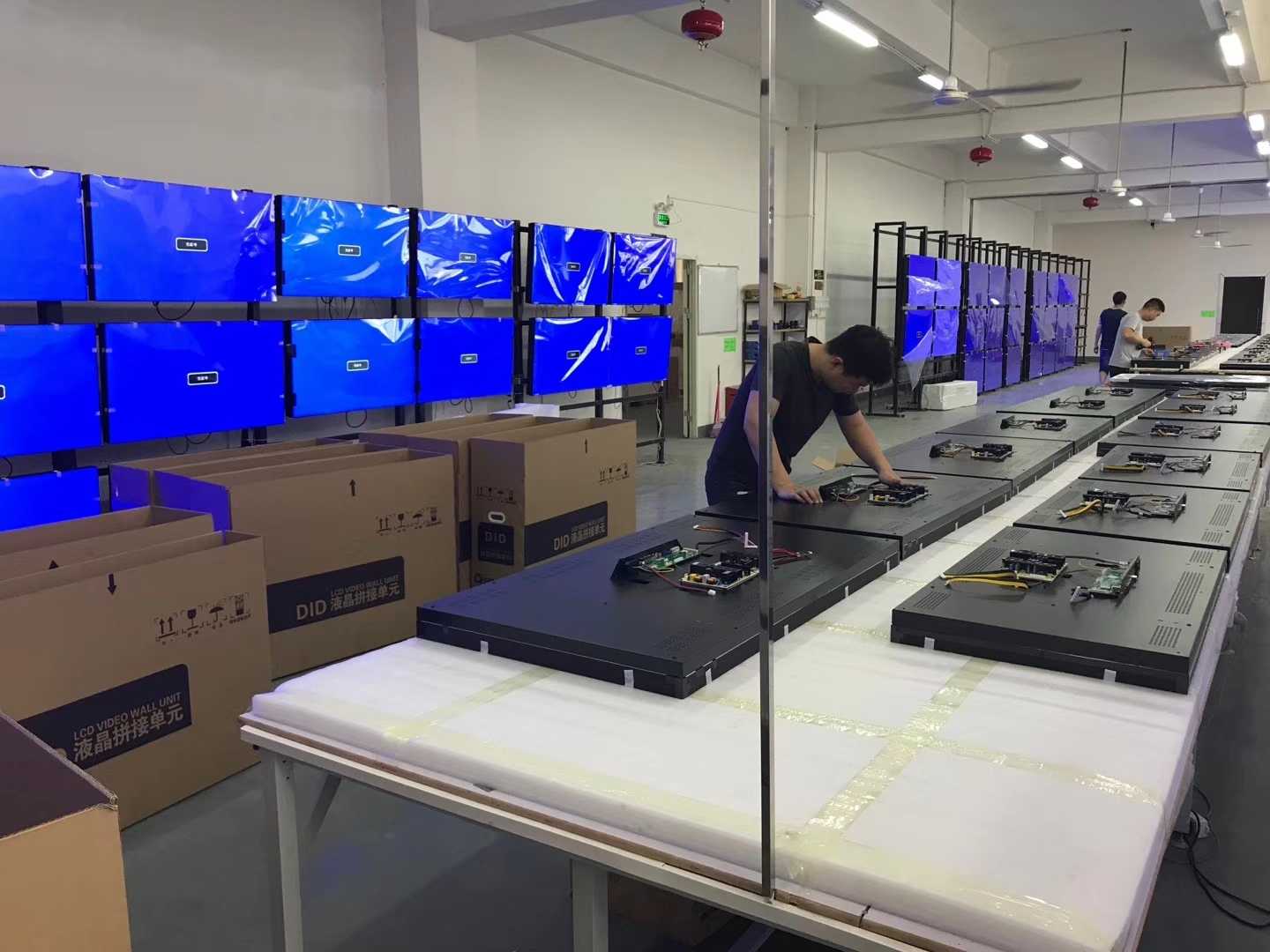 液晶拼接屏組裝生產線